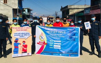 बैतडीमा सामुदायिक प्रहरी सेवा केन्द्रसंग मिलेर मास्क वितरण गर्दै स्वयंसेवक 